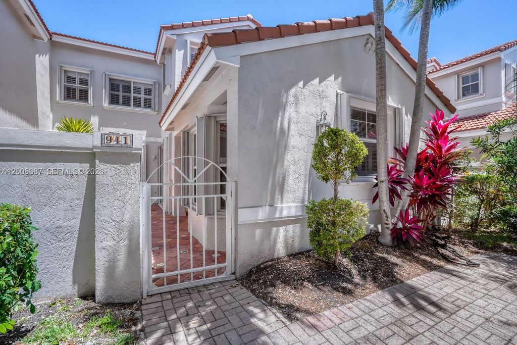 941 Doveplum Ct, Hollywood, FL 33019