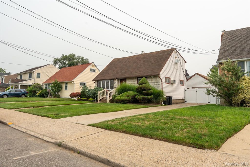81 Montgomery Avenue, Oceanside, NY 11572 — photo 3