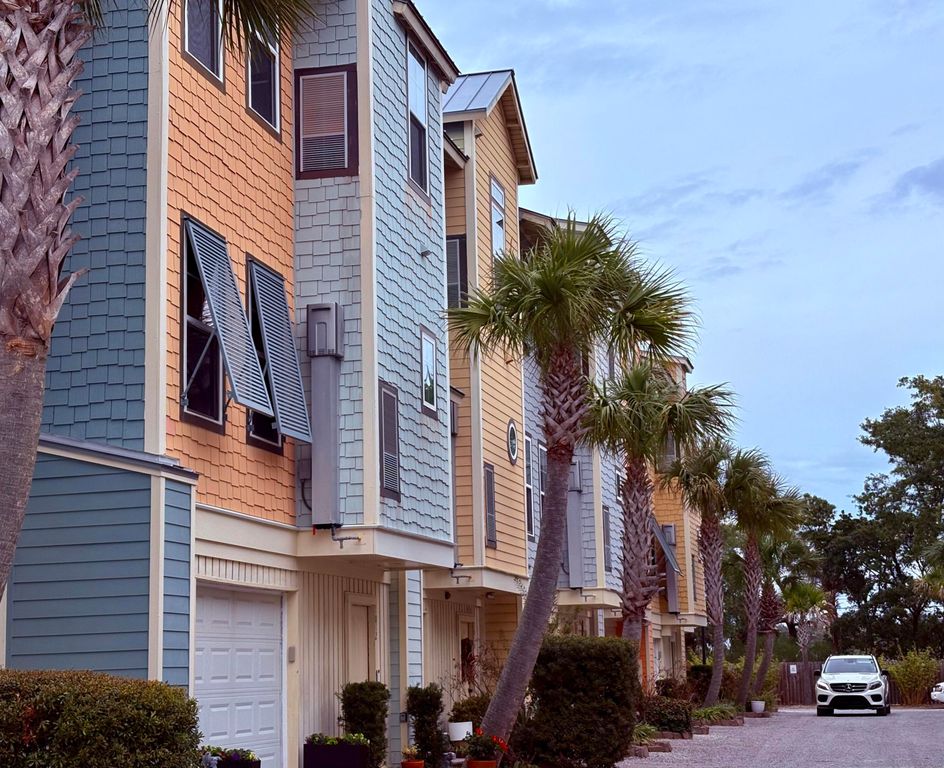 Image 12 of property listing at 1010 Lighterman Way, Charleston, SC 29412