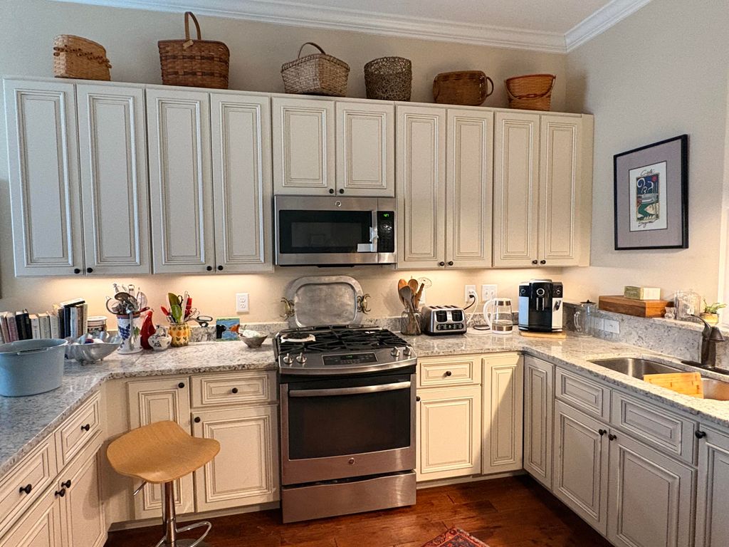 Image 7 of property listing at 1010 Lighterman Way, Charleston, SC 29412