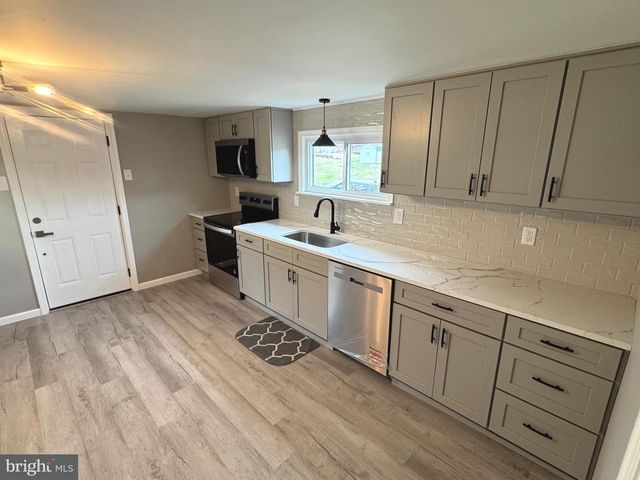 1325 CONEWAGO AVE, Manchester, PA 17345