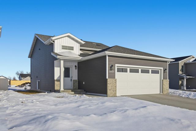 2520 37th Avenue S, Moorhead, MN 56560