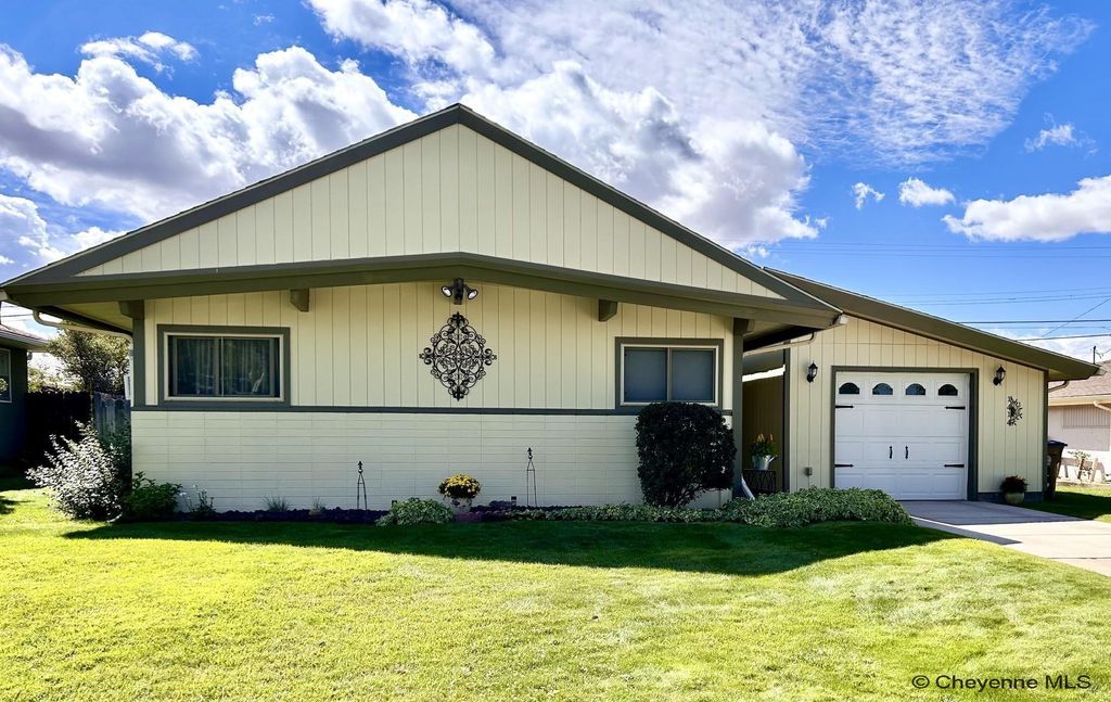 1414 SANDERS, Laramie, WY 82070