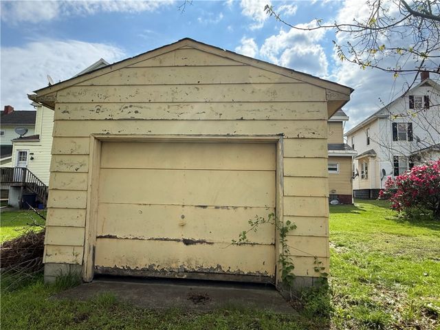 1608 Hanna St, New Castle, PA 16102