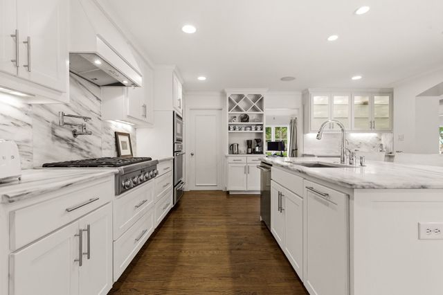 7043 Prestonshire Lane, Dallas, TX 75225