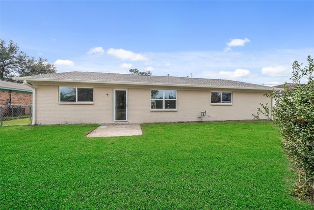 355 Windsor Square, Alvin, TX 77511