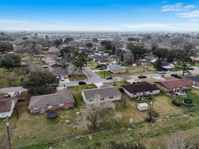 355 Windsor Square, Alvin, TX 77511