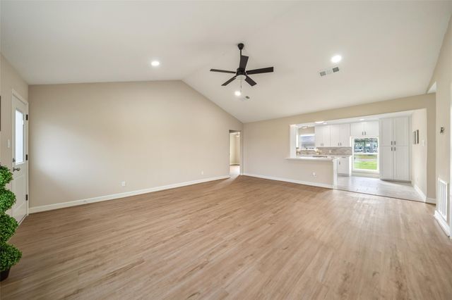 355 Windsor Square, Alvin, TX 77511