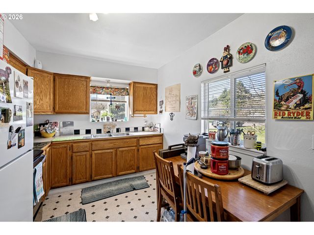 76317 KLOHN Rd, Oakridge, OR 97463