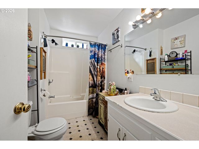 76317 KLOHN Rd, Oakridge, OR 97463