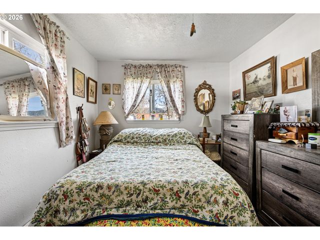 76317 KLOHN Rd, Oakridge, OR 97463