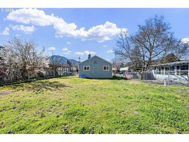 76317 KLOHN Rd, Oakridge, OR 97463