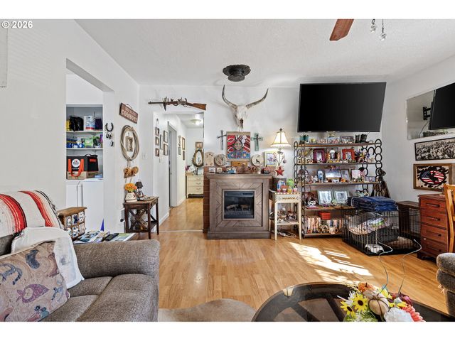 76317 KLOHN Rd, Oakridge, OR 97463