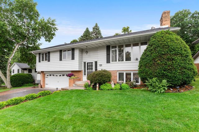 8 Imperial Drive E, West Saint Paul, MN 55118