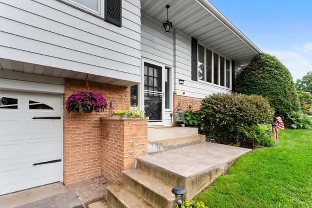 8 Imperial Drive E, West Saint Paul, MN 55118