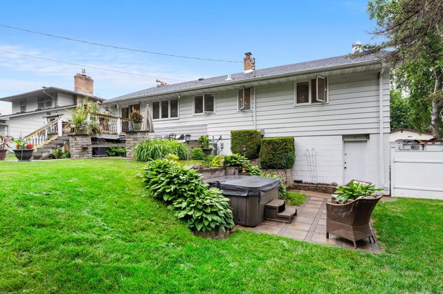8 Imperial Drive E, West Saint Paul, MN 55118
