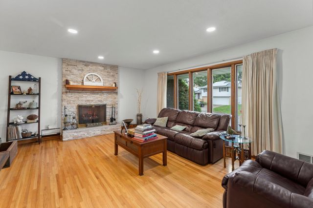 8 Imperial Drive E, West Saint Paul, MN 55118