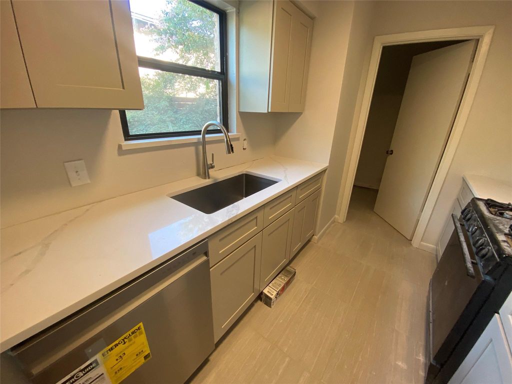 2222 Mission Hill DR 103, Austin, TX 78741
