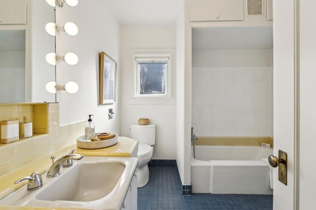 5460 5460 Carlton St, Oakland, CA 94618