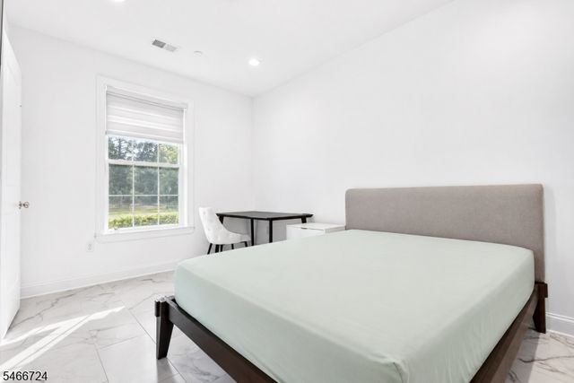 18 Parkside Ln, Teaneck Twp., NJ 07666