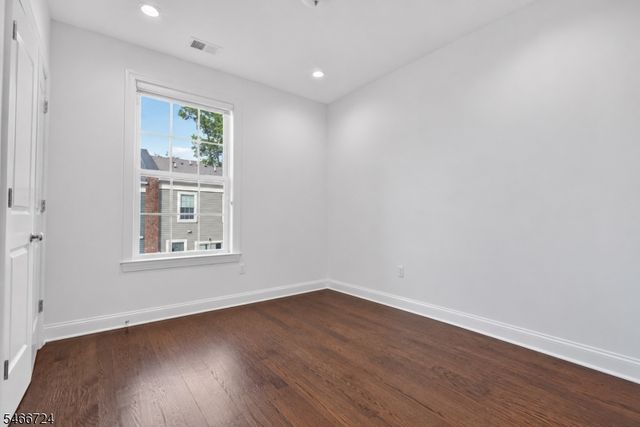 18 Parkside Ln, Teaneck Twp., NJ 07666