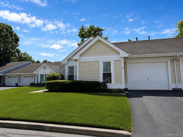 6 Oakdale Court, Ridge, NY 11961