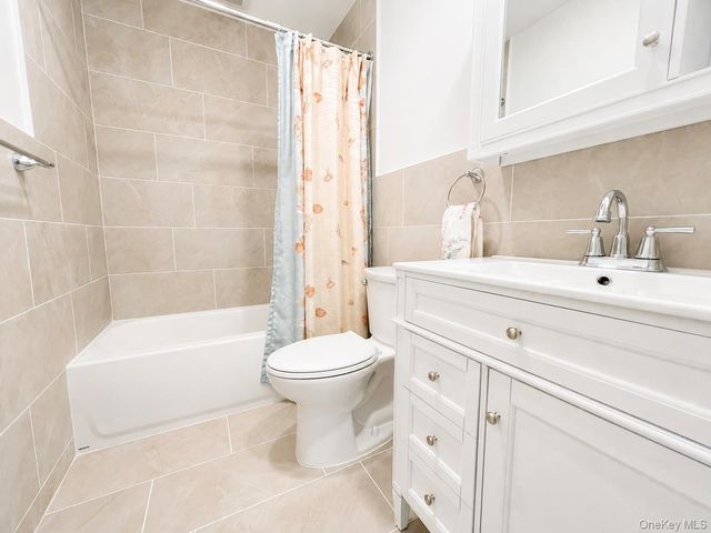 6 Oakdale Court, Ridge, NY 11961