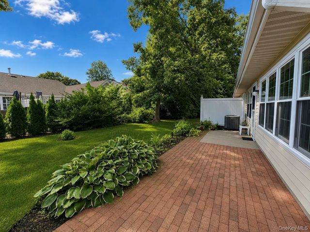 6 Oakdale Court, Ridge, NY 11961