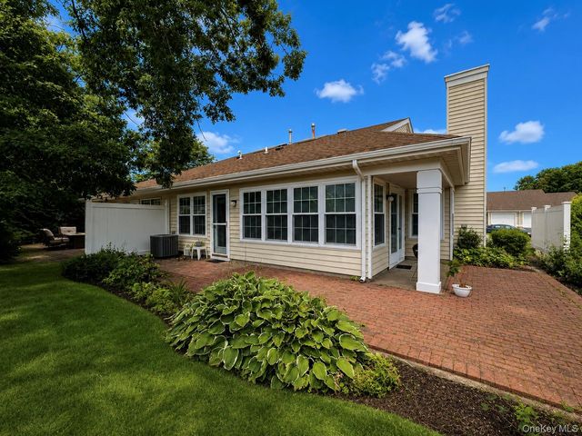 6 Oakdale Court, Ridge, NY 11961