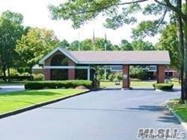 6 Oakdale Court, Ridge, NY 11961