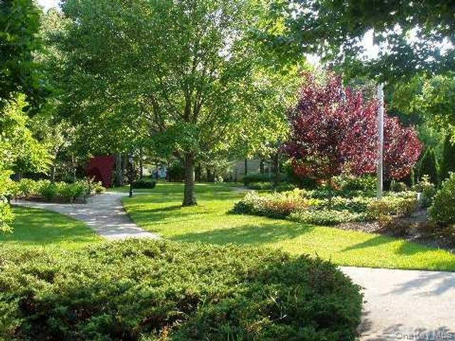 6 Oakdale Court, Ridge, NY 11961