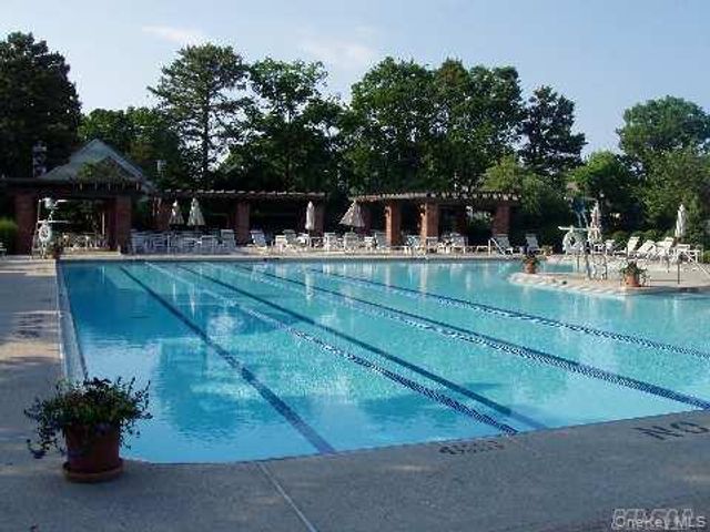 6 Oakdale Court, Ridge, NY 11961