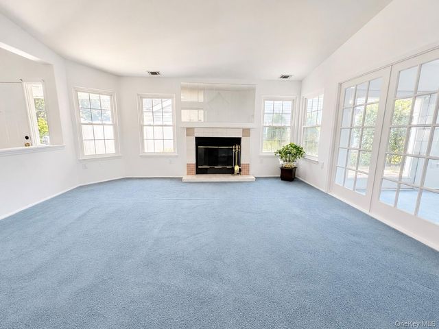 6 Oakdale Court, Ridge, NY 11961