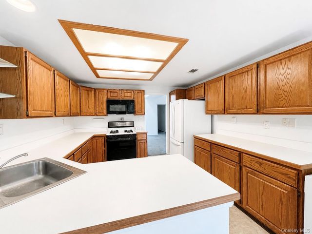 6 Oakdale Court, Ridge, NY 11961