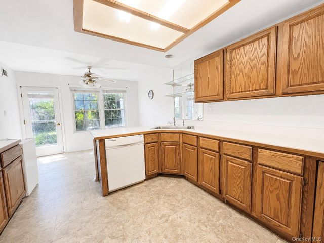 6 Oakdale Court, Ridge, NY 11961
