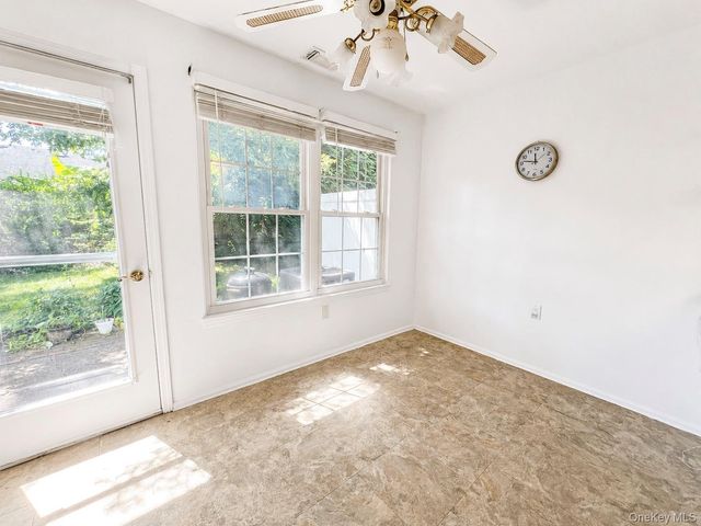 6 Oakdale Court, Ridge, NY 11961