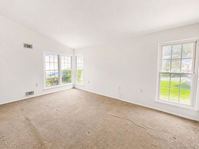 6 Oakdale Court, Ridge, NY 11961