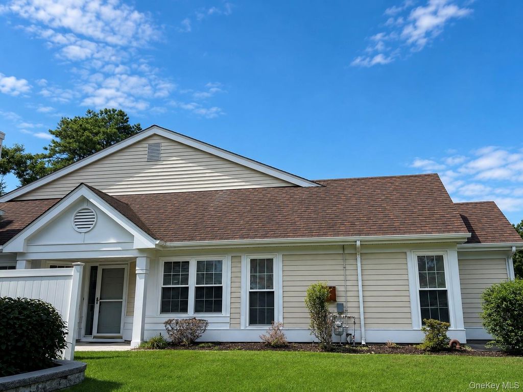 6 Oakdale Court, Ridge, NY 11961