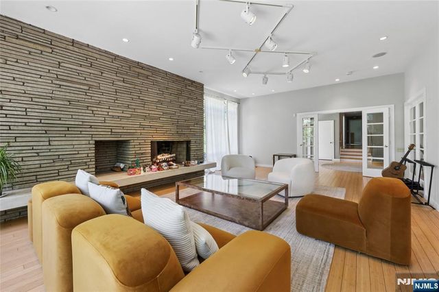 192 Stonehurst Drive, Tenafly, NJ 07670