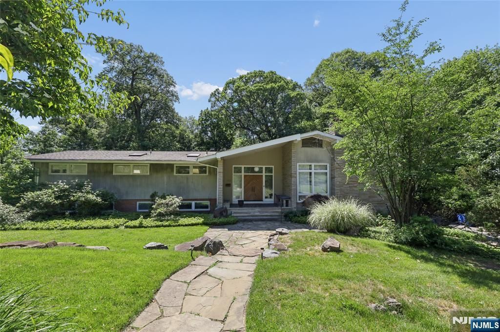 192 Stonehurst Drive, Tenafly, NJ 07670