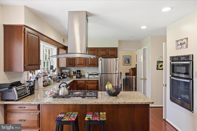 1034 WALKER MILL RD, Great Falls, VA 22066
