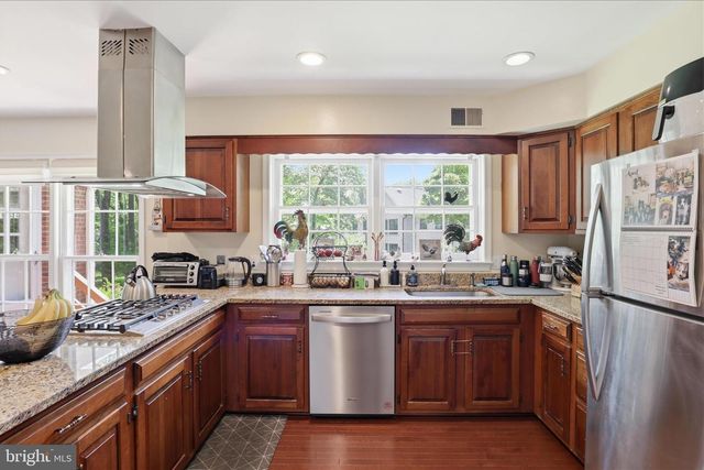 1034 WALKER MILL RD, Great Falls, VA 22066