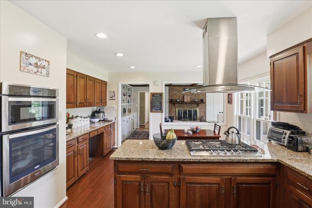 1034 WALKER MILL RD, Great Falls, VA 22066