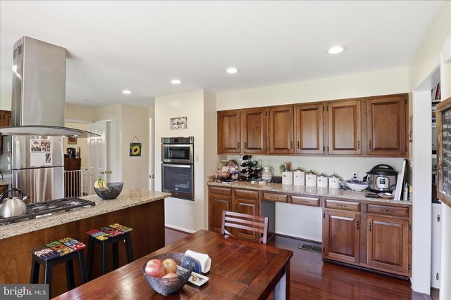 1034 WALKER MILL RD, Great Falls, VA 22066