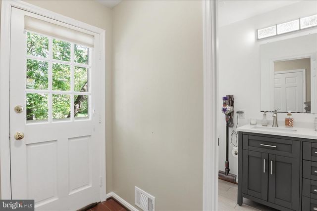 1034 WALKER MILL RD, Great Falls, VA 22066