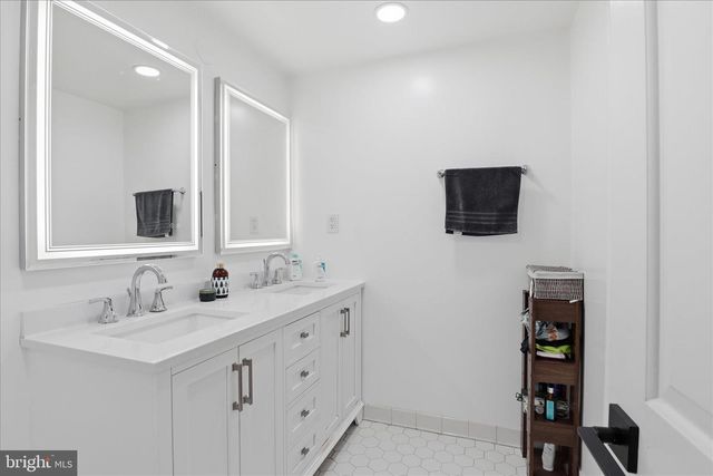 1034 WALKER MILL RD, Great Falls, VA 22066
