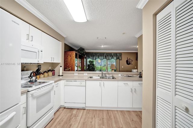 11155 SW 17th Mnr, Davie, FL 33324