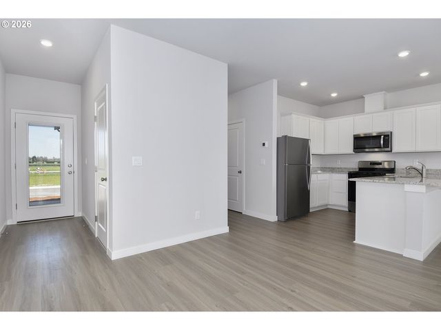 1255 PARKSIDE Ave, Woodburn, OR 97071