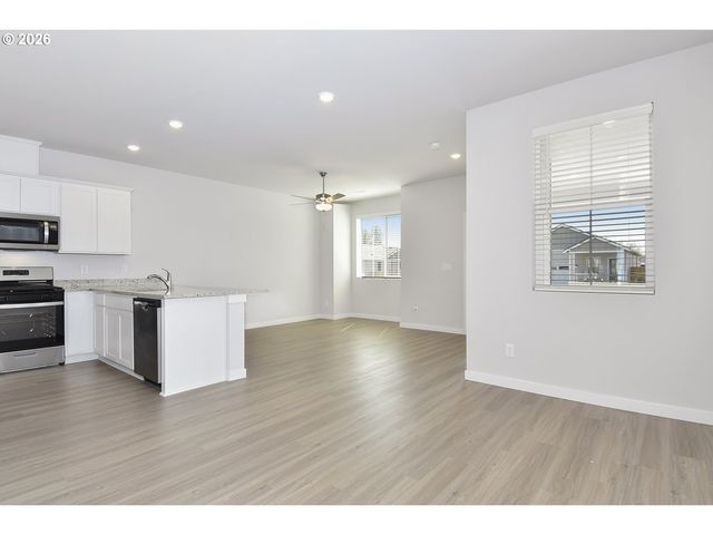 1255 PARKSIDE Ave, Woodburn, OR 97071