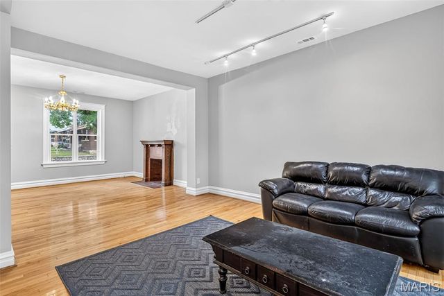 4928 Berthold Avenue, St Louis, MO 63110